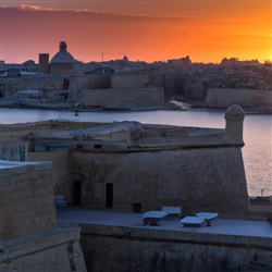 De Betoverende Zonsondergang vanaf de Oude Stadsmuren van Valletta